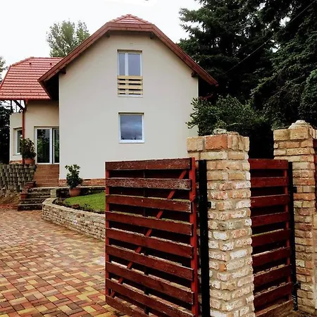 'new' Sunkissed On The Old Hill Apartment Balatonalmadi