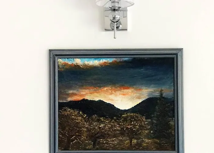 דירה 'new' Sunkissed On The Old Hill