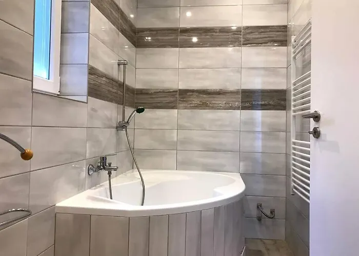 'new' Sunkissed On The Old Hill דירה *